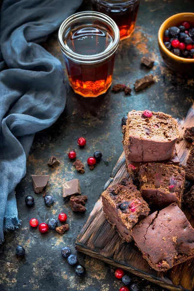 Brownie pezzi con bacche su sfondo blu scuro . — Foto Stock