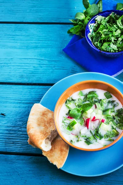 Sopa fría azerbaiyana / rusa con verduras sobre fondo azul de madera . — Foto de Stock