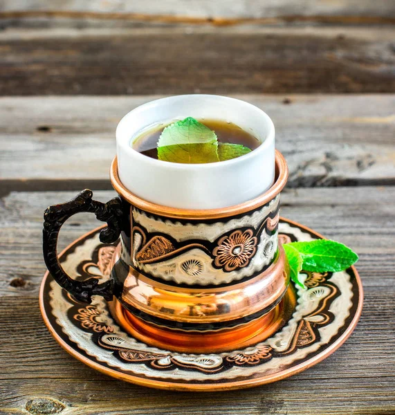 Te med mynta i arabisk stil på träbord. — Stockfoto