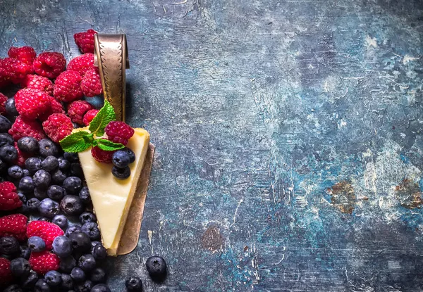 Cheesecake mavi arduvaz arka plan üzerinde çilek ile. 