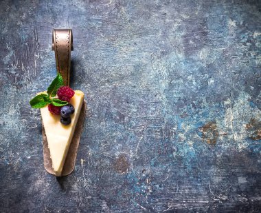 Cheesecake mavi arduvaz arka plan üzerinde çilek ile. 