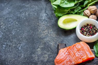 Baharatlar, Yeşiller ve avokado gri taş zemin üzerine kırmızı balık. 