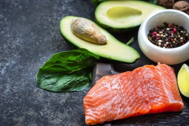 Baharatlar, Yeşiller ve avokado gri taş zemin üzerine kırmızı balık. 