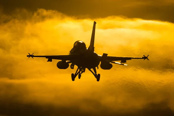 Fighter Jet Jest Gotowy Lądowania Podczas Piękny Zachód Słońca — Zdjęcie stockowe