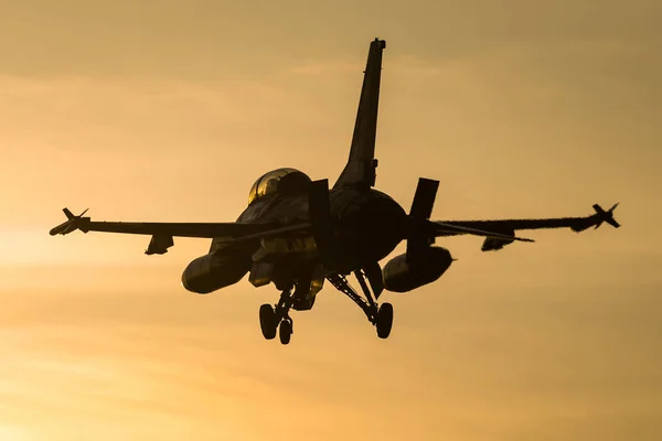 Fighter Jet Jest Gotowy Lądowania Podczas Piękny Zachód Słońca — Zdjęcie stockowe
