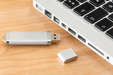 Bir Usb flash disk ve bir dizüstü bilgisayar. 
