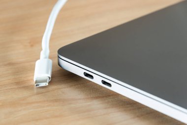 USB tip c portu olan bir dizüstü bilgisayar.