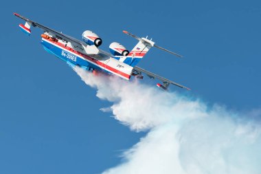 Zhukovsky, Moskova Bölgesi, Rusya - 29 Ağustos 2019: Rusya 'da Maks 2019 uçak fuarında Rus uçak üreticisi Beriev Aircraft Company tarafından geliştirilen çok amaçlı bir Beriev Be-200 amfibi uçağın gösterisi. 