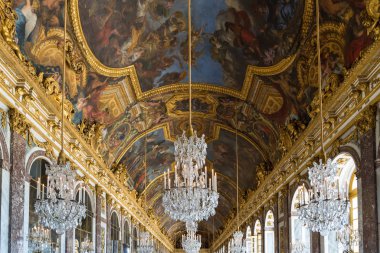 Versailles, Fransa 'nın ünlü sarayındaki güzel ayna salonunun manzarası.. 