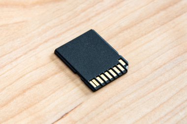 Tahta bir yüzeyde SD hafıza kartı. 