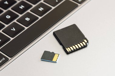 Dizüstü bilgisayarda bir SD kart ve mikro SD kart. 