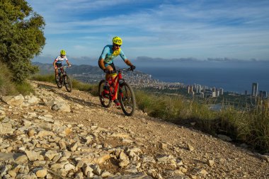 Benidorm şehrinin arka planında Sierra Cortina, Benidorm, Alicante ili, İspanya