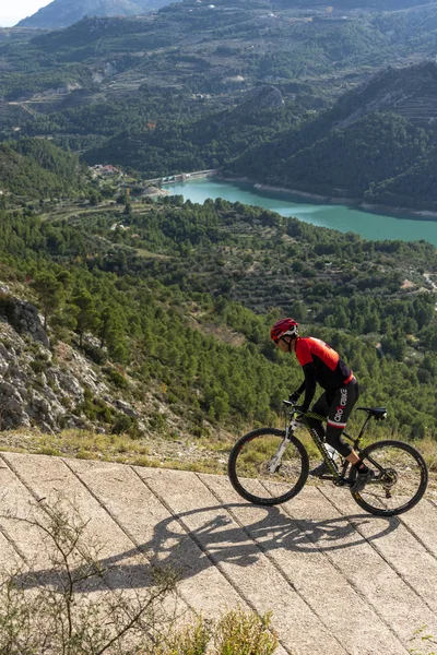 스페인 코스타 블랑카 알라칸 길에서 산악자전거를 — 스톡 사진