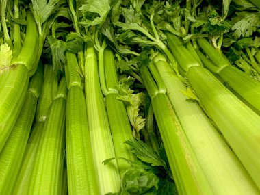 Süpermarkette taze organik kereviz