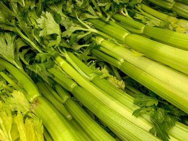 Süpermarkette taze organik kereviz