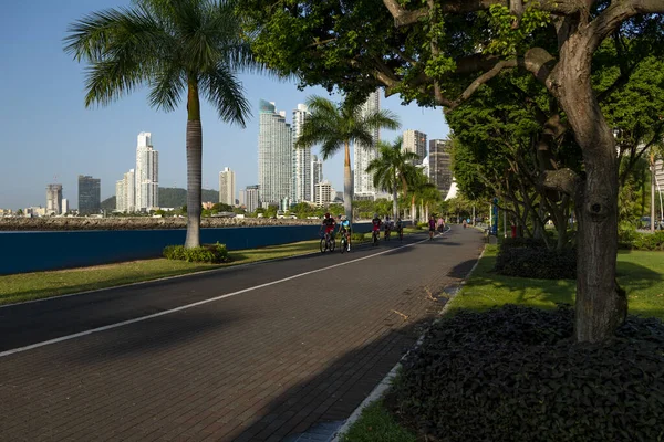 Sabah Balboa Bulvarı Cinta Costera Bayside Yolu Nun Yanında Koşucular — Stok fotoğraf