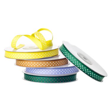 Polka dot şerit beyaz arka plan üzerinde rulo