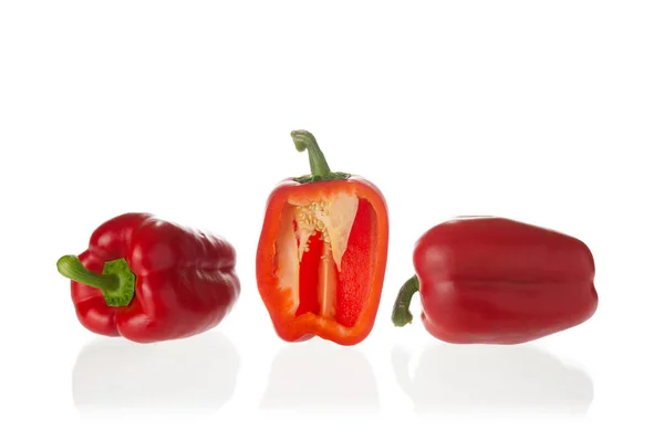 Beyaz üzerine tatlı biber