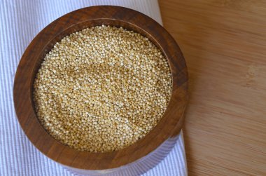 Masanın üzerine bir tahta kaşık Quinoa. Sağlıklı beslenme. Vegan gıda kavramı arka plan.