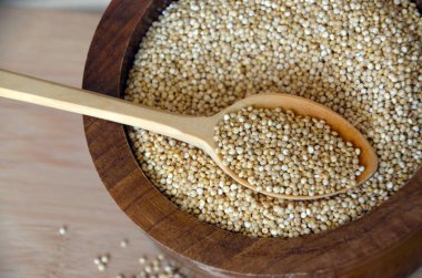 Masanın üzerine bir tahta kaşık Quinoa. Sağlıklı beslenme vegan gıda kavramı