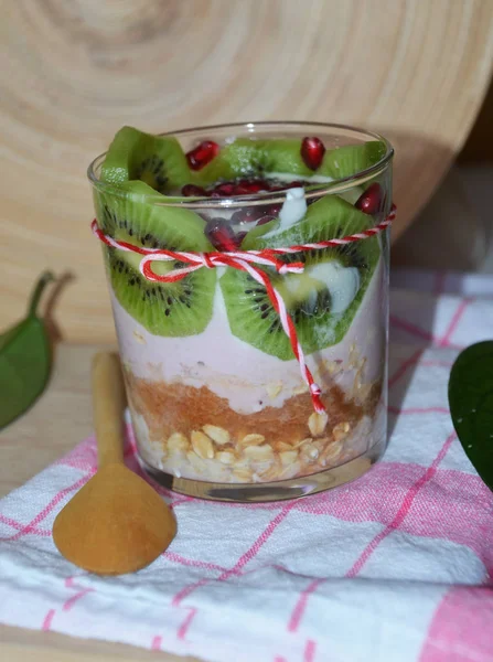 Miska Snídani Jogurty Jablkem Kiwi Granátem Ovesnou Quinoňským Pozadím — Stock fotografie