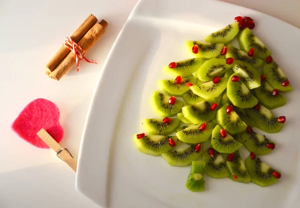 Neujahrshintergrund Gesunde Dessertidee Für Kinderfest Kiwi Und Granatapfel Weihnachtsbaum — Stockfoto