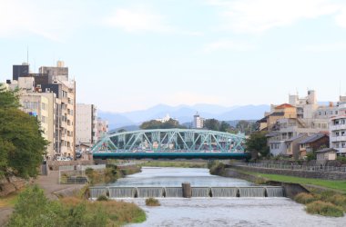 Kanazawa cityscape ve Sai nehir Kanazawa Japonya