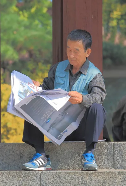 Hombre coreano leyendo el periódico Seúl Corea del Sur — Foto de Stock