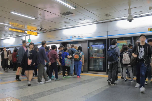 Pasażerowie metra metra Seoul, South Korea — Zdjęcie stockowe