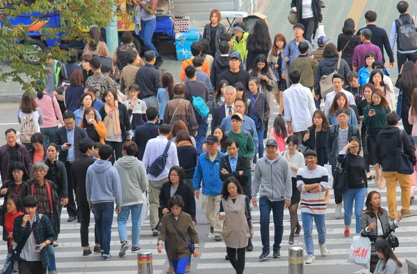 Folk krydser gaden Seoul Sydkorea - Stock-foto