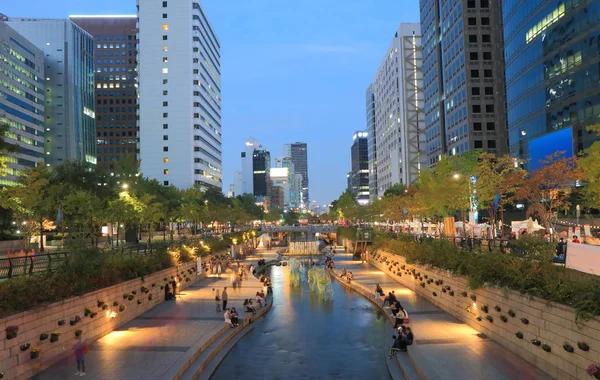 Cheonggyecheon stream and Seoul cityscape — Stock Photo, Image