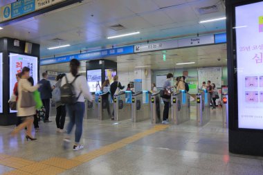 Metro metro commuters Seul Güney Kore