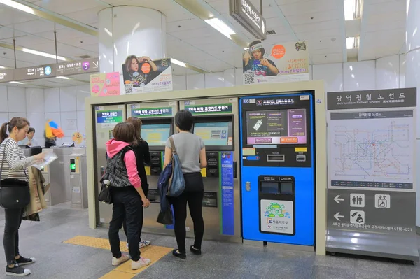 地下鉄地下鉄通勤者ソウル, 韓国 — ストック写真