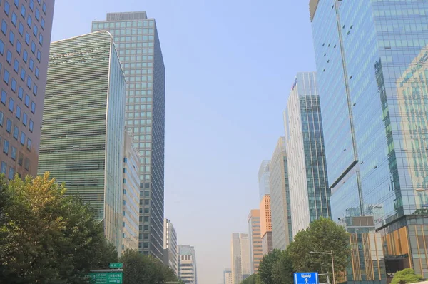 Сучасна архітектура офісної будівлі Сеулі, Південна Корея — стокове фото
