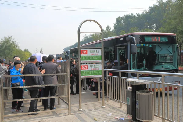 Longa fila de pessoas à espera de ônibus Pequim China — Fotografia de Stock