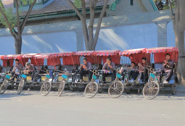 Rickshaw driver Beijing China tourism — Stock Photo, Image