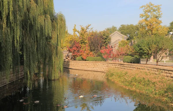 Futong régi street, Beijing, Kína-csatorna mentén — Stock Fotó