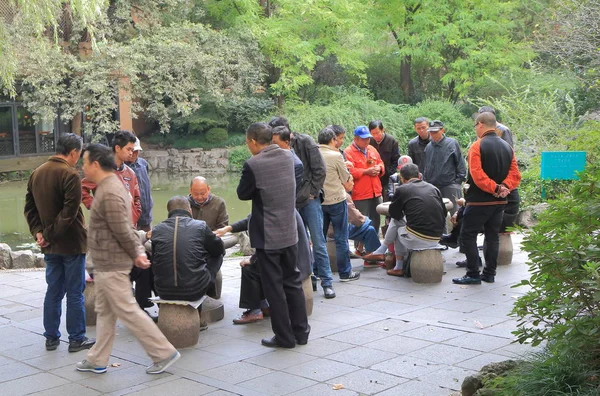 Parque de los Pueblos tradicional juego de mesa chino Shanghai China — Foto de Stock