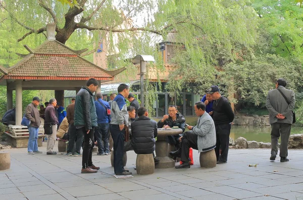 Parque de los Pueblos tradicional juego de mesa chino Shanghai China — Foto de Stock