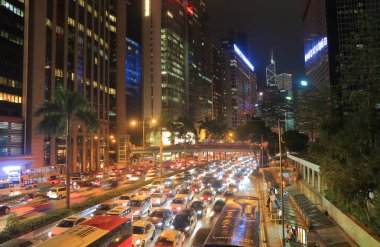 Ağır trafik sıkışıklığı Hong Kong şehir merkezinde.