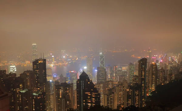 Hong Kong Victoria Harbour paesaggio urbano notturno — Foto Stock