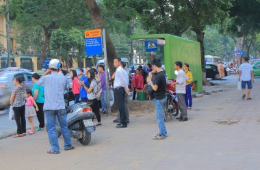 Otobüs commuters toplu taşıma Hanoi Vietnam
