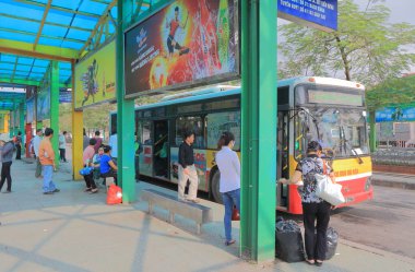 Hanoi commuters otobüs terminal Vietnam.