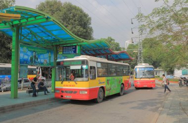 Hanoi commuters otobüs terminal Vietnam.