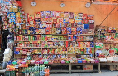 Aperatif salonu eski çeyrek Hanoi Vietnam