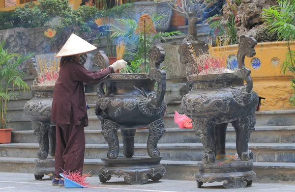 Quan su temple vietnamesische Frau hanoi vietnam — Stockfoto