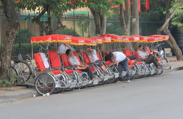 Rickshaw driver Hanoi Vietnam tourism — Stock Photo, Image
