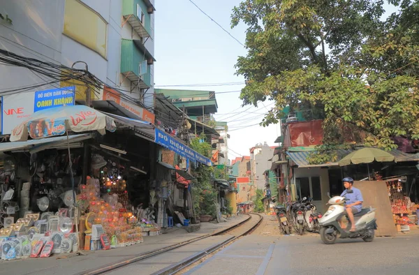 Ferrovia strada paesaggio urbano Hanoi Vietnam — Foto Stock