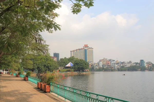 Truc Bach lago paisaje urbano Hanoi Vietnam — Foto de Stock