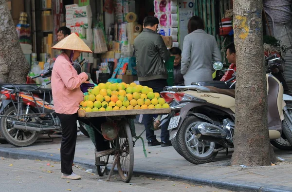 Tienda de frutas callejeras en el casco antiguo de Hanoi Vietnam — Foto de Stock